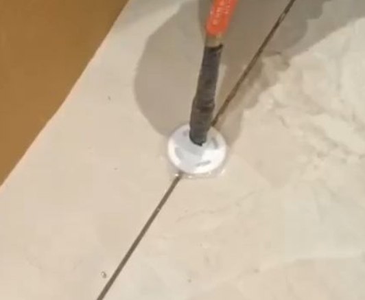 浦北瓷砖空鼓维修公司专业解答瓷砖在铺贴过程中，如果没有涂抹均匀到位的粘结材料（如水泥砂浆或瓷砖胶），可能会导致以下问题