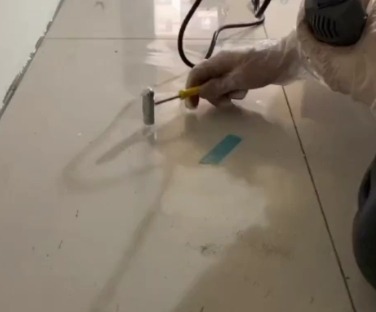 浦北瓷砖开裂维修公司专业分享瓷砖在铺贴前如果没有沥干水分，将会导致以下问题